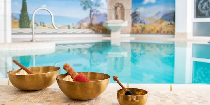 Samotný hotel vám ale nabídne neomezený relax ve wellnes s termálními bazény.