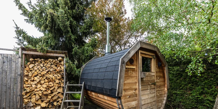K relaxu láká venkovní koupací sud a sudová sauna.