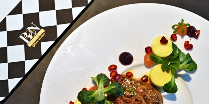 Grilované foie gras doladí rebarborový jus i granátové jablko.