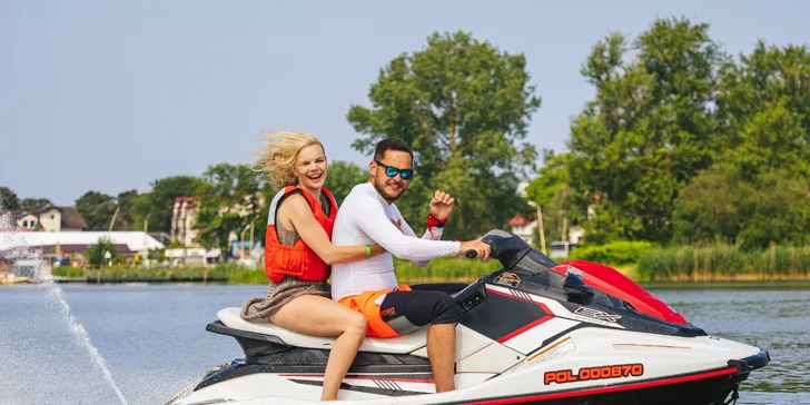 V letnej sezóne si užijete jazdu v motorovom člne.