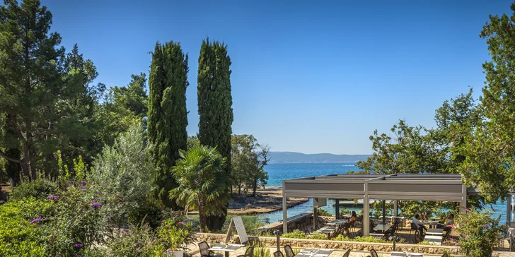 Priamo na pláži (cca 300 m) nájdete podnik 7 Seas Restaurant & Bar.