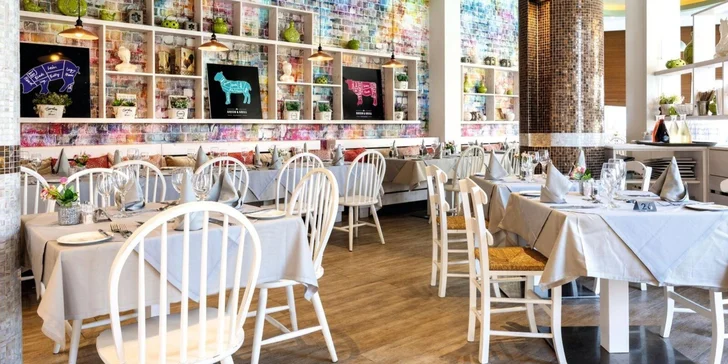 Rozsáhlá nabídka zahrnuje 5 restaurací a celkem 7 strategicky rozmístěných barů. 