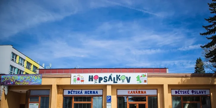 Před hernou pohodlně zaparkujete. 