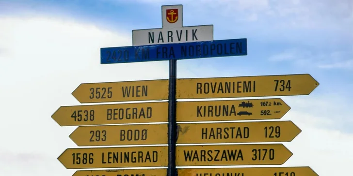 Okouzlí vás hřbety hor nad hlubokými fjordy.