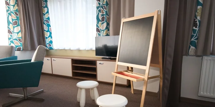 Pre tých najmenších je tu detský kútik a vonkajšie ihrisko.