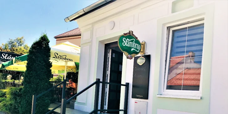 V okolí restaurace je krásná příroda Pálavy a zámek Mikulov – vyjeďte si s partou na výlet a zakončete ho skvělým jídlem.