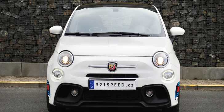 Auto je hbité a zábavné, protože se jedná o verzi s manuální převodovkou a dostačujícím výkonem