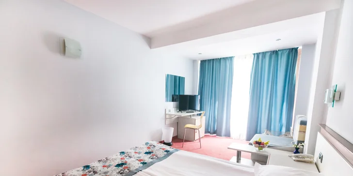 Ubytujete se ve 2lůžkovém pokoji s vlastní koupelnou, TV a klimatizací.