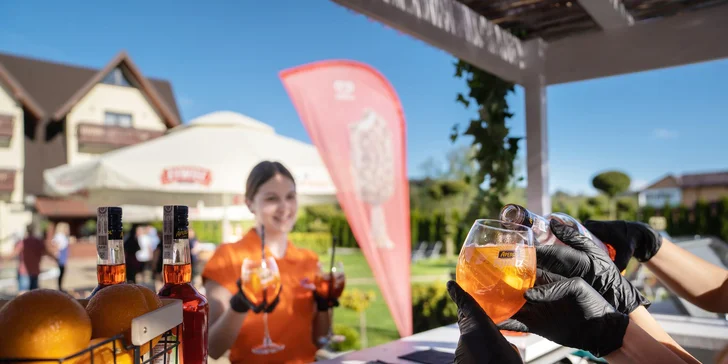 V areálu jsou také dvě restaurace. 