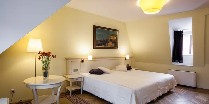 K vybavení patří televize, minibar, trezor, Wi-Fi i rychlovarná konvice.
