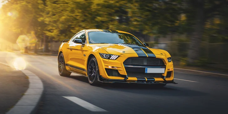 Projedete se v jednom ze šesti aut dle vašeho výběru, můžete to být třeba Ford Mustang GT 5.0 V8 (performance pack, 470 koní, manuální převodovka).