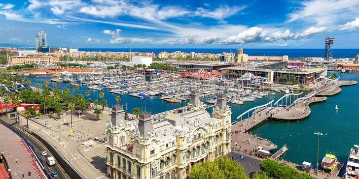 V Port Vell se můžete projít po elegantní přístavní promenádě, na jejímž konci stojí Maremagnum, rozsáhlý komplex restaurací, obchodů a největšího evropského podmořského akvária
