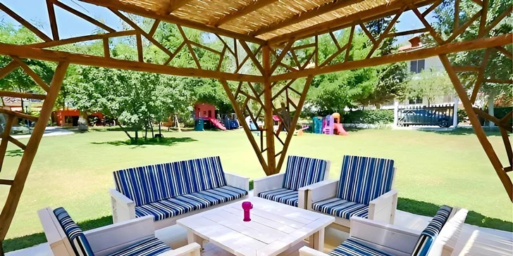 Hotelová restaurace nabízí i venkovní posezení v zahradě, kde se tradiční recepty setkávají s moderní lehkostí.
