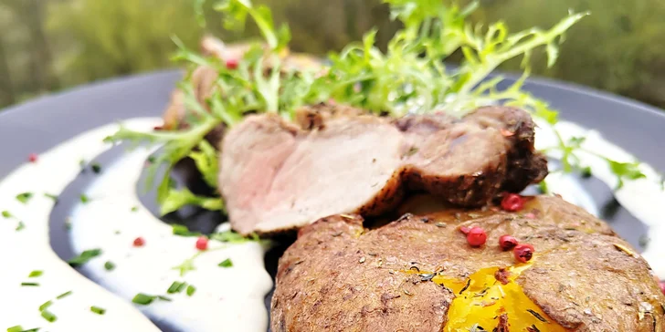 ...nebo steak z vepřové krkovice s pečenými brambory.