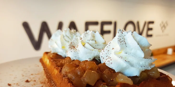 APPLE PIE - pečená jablka, skoricový cukr, šlehačka.