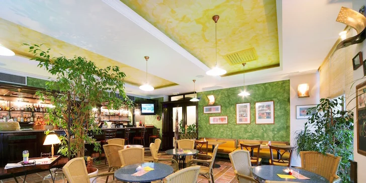 Večeře se podávají v nedaleké restauraci Mincovna.
