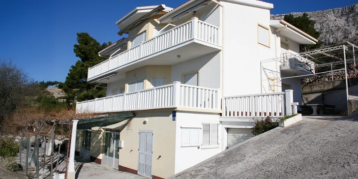 Vybavené apartmány u Omiše: zahrada, balkon s výhledem a na pláž jen 400 metrů