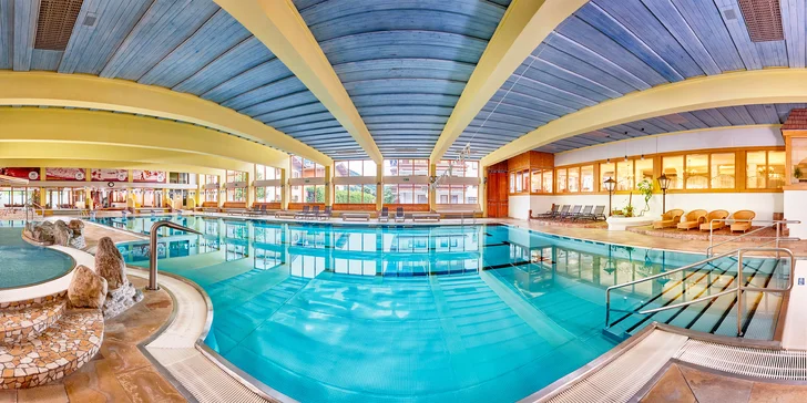 Ubytujete se ve Sporthotelu Kogler s obřím wellness a bazénem.