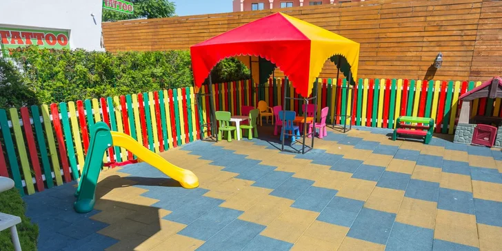 Pro děti tu mají hernu, hřiště i miniklub a organizují animační program včetně minidiskoték. 