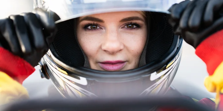 Za příplatek můžete zkusit jízdu s rychlejšími pneumatikami s větší přilnavostí nebo v motokáře se zrychlením srovnatelným s F1. 