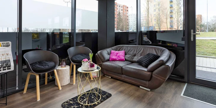 Moderní studio je vybavené různými druhy solárií, jako např. duhové solárium nebo solárium s kolagenovými lampami.