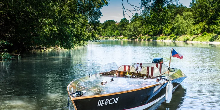 Společnost Prague-Boats půjčuje moderní dřevěná plavidla, na kterých budete v bezpečí a obklopeni komfortem. 