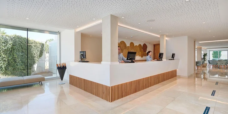 Celý resort je rozprostřen v bohatě osázené zahradě, které lemuje oblíbenou promenádu v Sa Comě.