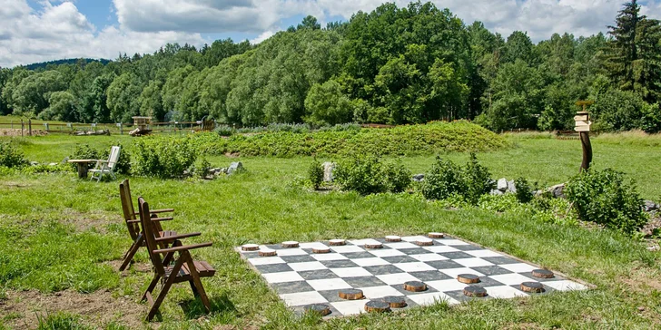 Kromě odpočinkových a herních zón tu funguje i sezónní vegetariánské bistro využívající vlastní suroviny.