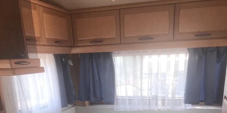 K dispozici budete mít prostorný karavan, kde jsou pohodlné postele, elektřina, stolek se židlemi a zánovní venkovní předstan. 