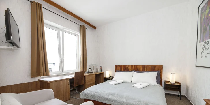 V pokoji nechybí ani minibar, trezor či rychlovarná konvice.