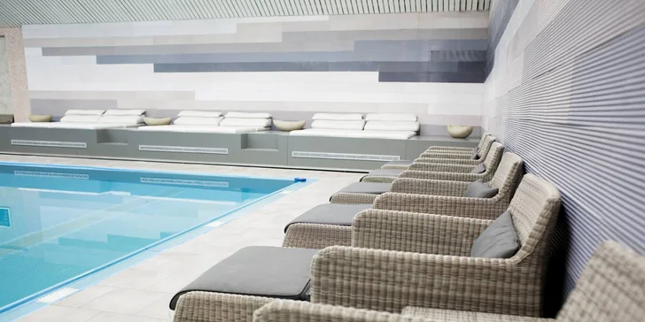Ve wellness je bazén, sauna a vířivka. 