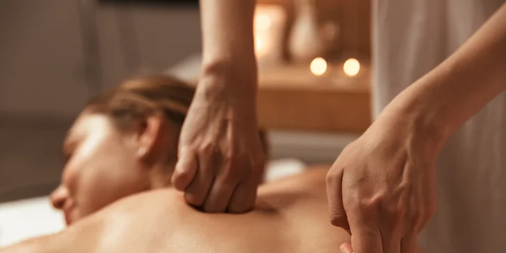 Masáž kombinuje jemné pohyby, tlakové techniky a využíva aj horúce oleje