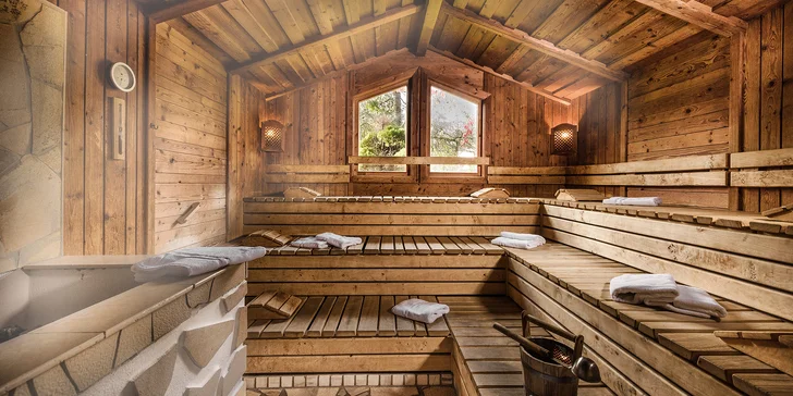 V hotelovém wellness je bazén a několik saun. 