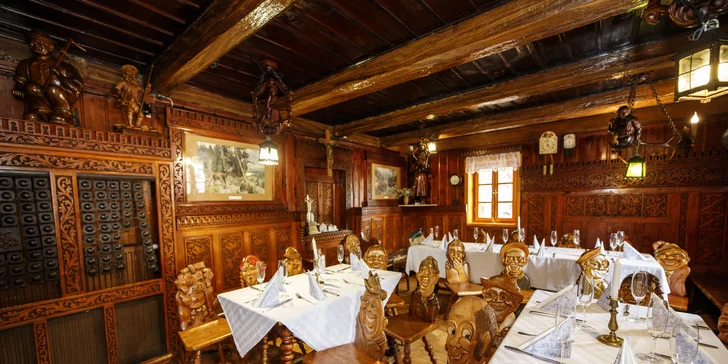 V restauraci je sbírka židlí, které jsou vyřezané do podoby místních štamgastů.