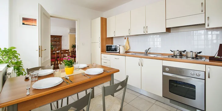 Připravený je pro vás luxusní apartmán s obývacím pokojem a vybavenou kuchyňkou, kde na vás také bude čekat malé překvapení. 