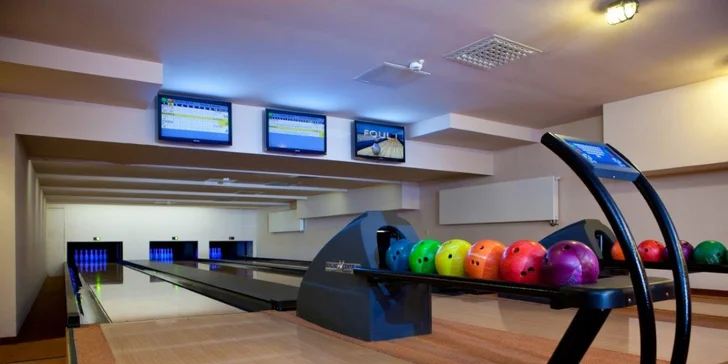 Sportovci ocení hřiště na volejbal, bowlingovou dráhu, kulečník, stolní fotbal a další atrakce.