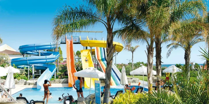 Dětské bazény jsou vybaveny skluzavkami a tobogány.