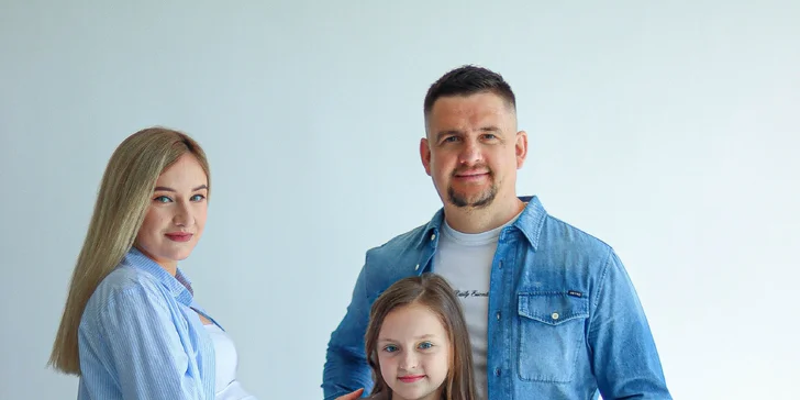 Za približne 60⁠–⁠70 minút vznikne viac ako 200 originálnych záberov, z ktorých si vyberiete 20 až 35 profesionálne upravených fotografií podľa zvoleného typu (individuálne, rodinné, párové).