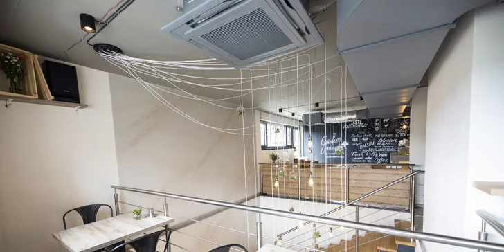 Restauraci najdete 3 minuty chůze od zastávky Nušlova.