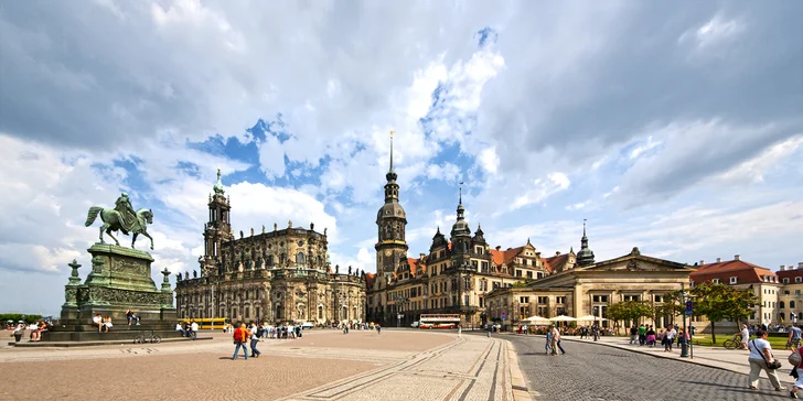 Divadelní náměstí, kde máte na dosah katedrálu Nejsvětější Trojice, Rezidenční zámek, Zwinger, Semperoper a mnoho dalšího.