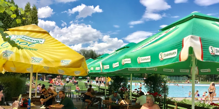 Občerstvit se můžete v bistru i restauraci s teplými pokrmy.