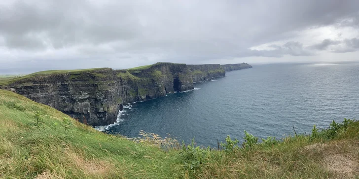 Súčasťou programu je i návšteva Cliffs of Moher, jedného z najikonickejších miest v krajine. 