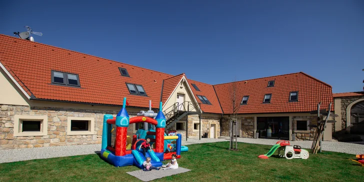 Užijete si skákací hrady, opékání buřtíků i promítání dětských filmů.