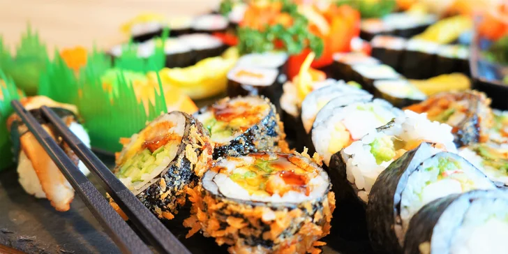 Sushi připravují z lososa, krevet, úhoře, avokáda, manga a dalších dobrot. 