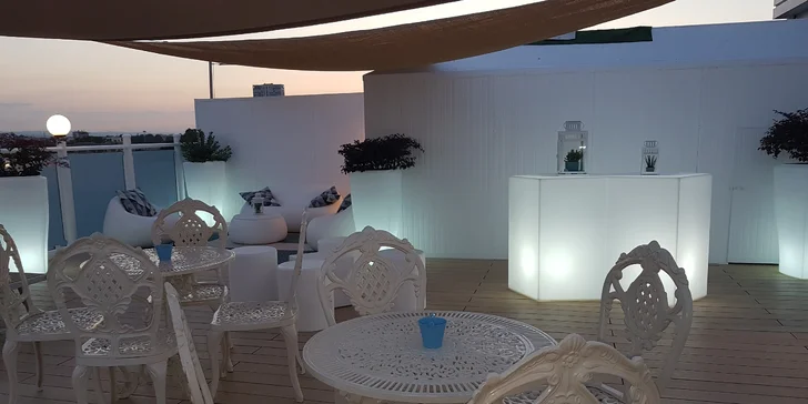 Na střeše je také lounge bar. 