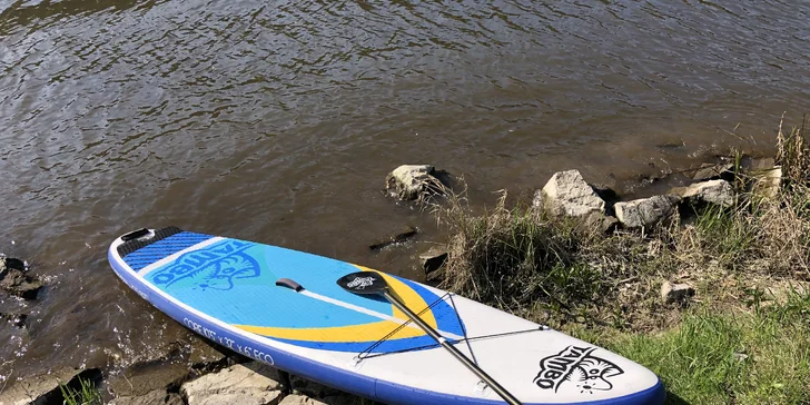 Pokud jste na paddleboardu nikdy nestáli, žádný problém – instruktor vám vše vysvětlí.