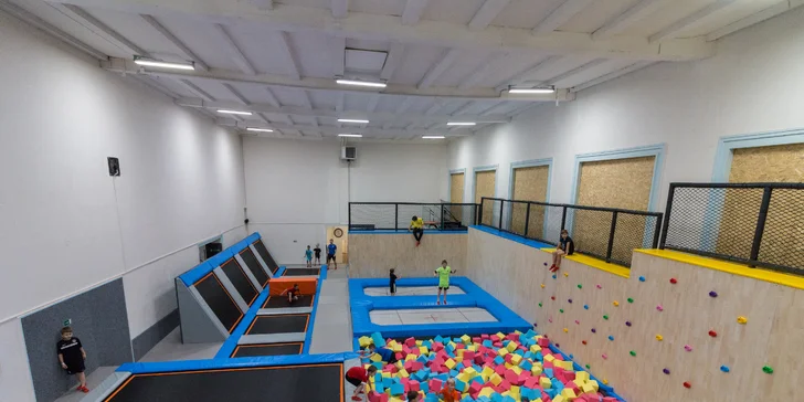 Těšte se na trampolíny, lezeckou stěnu, foam pit a další atrakce.