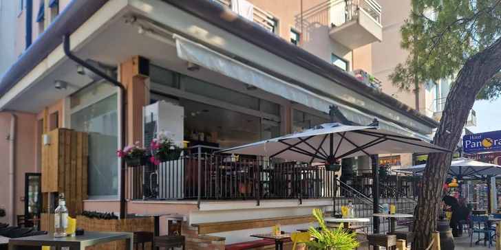 Hotel nabízí i příjemné posezení v baru s terasou, kde si můžete dopřát kávu nebo osvěžující koktejl kdykoliv během dne.