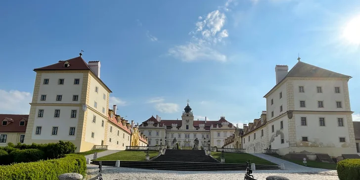 Na výlet můžete vyrazit do Valtic, kde je nádherný zámek s vinnými sklípky.