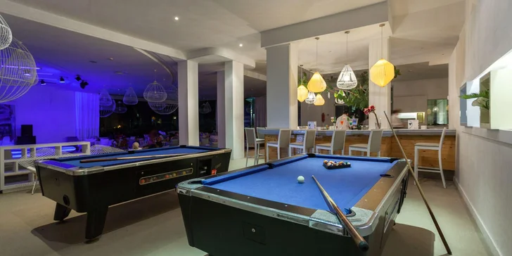 K dispozici je kulečník, tenisový kurt, minigolf a fitness centrum pro dospělé.

